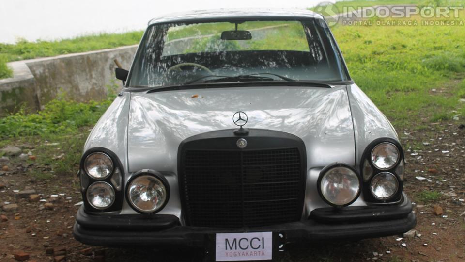 Salah satu mobil Mercedes-Benz W108 tipe 250s buatan tahun 1971 dengan kapasitas mesin 2500cc.